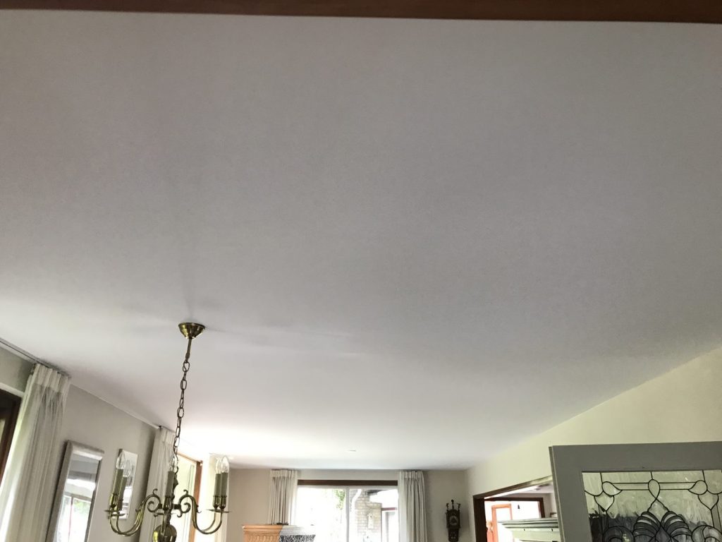 Akoestisch plafond als oplossing tegen geluidsoverlast en echo's in woonruimten