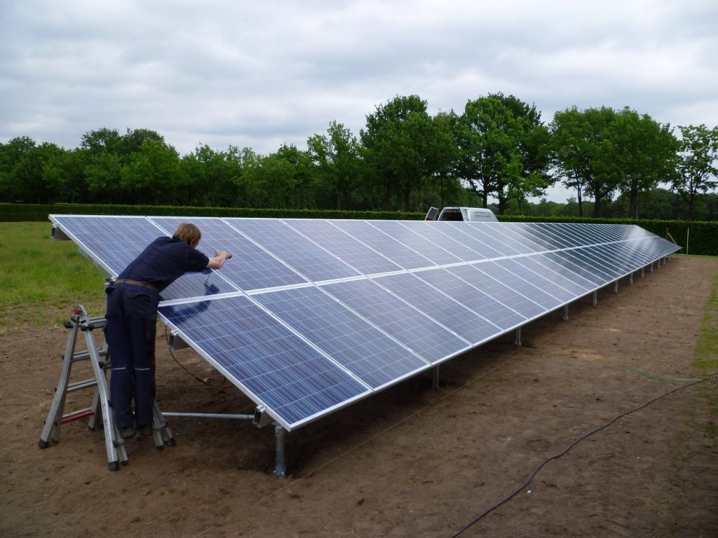 Zonnepanelen in weiland met professionele grondmontage en fundering door WSF