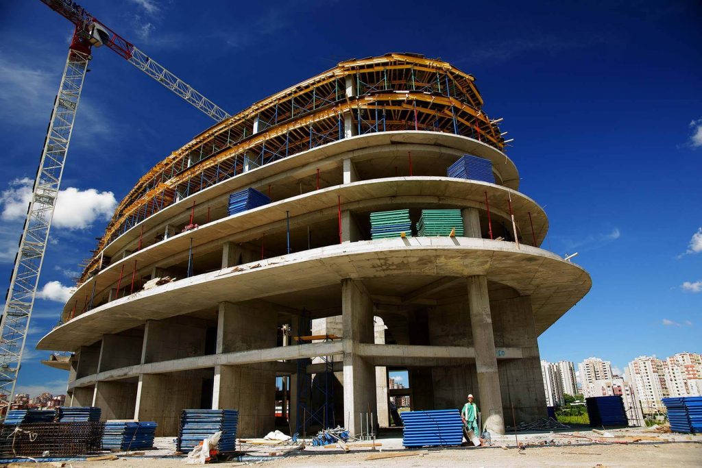 Modern architectuurwerk met blauwe lucht en gebouw - symboliseert professionele huisrenovatie en funderingswerken in Utrecht