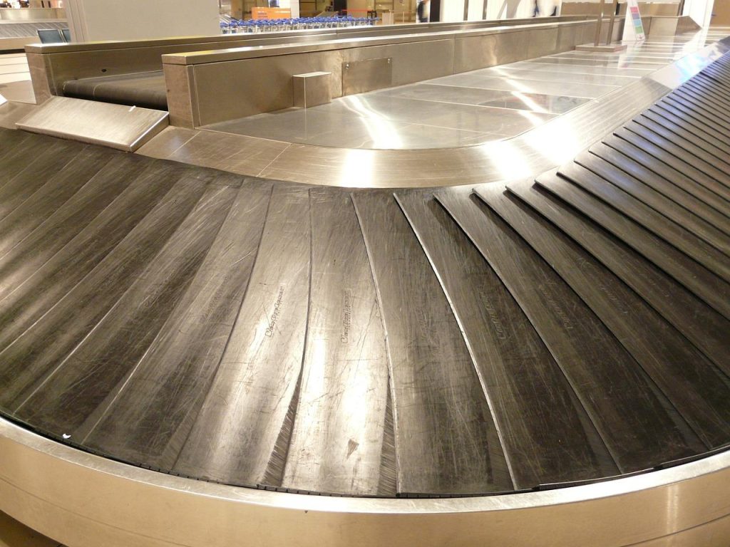 Schroeftransporteur met draaiende schroefvormige as voor efficiënt bulkmaterialtransport in industriële processen