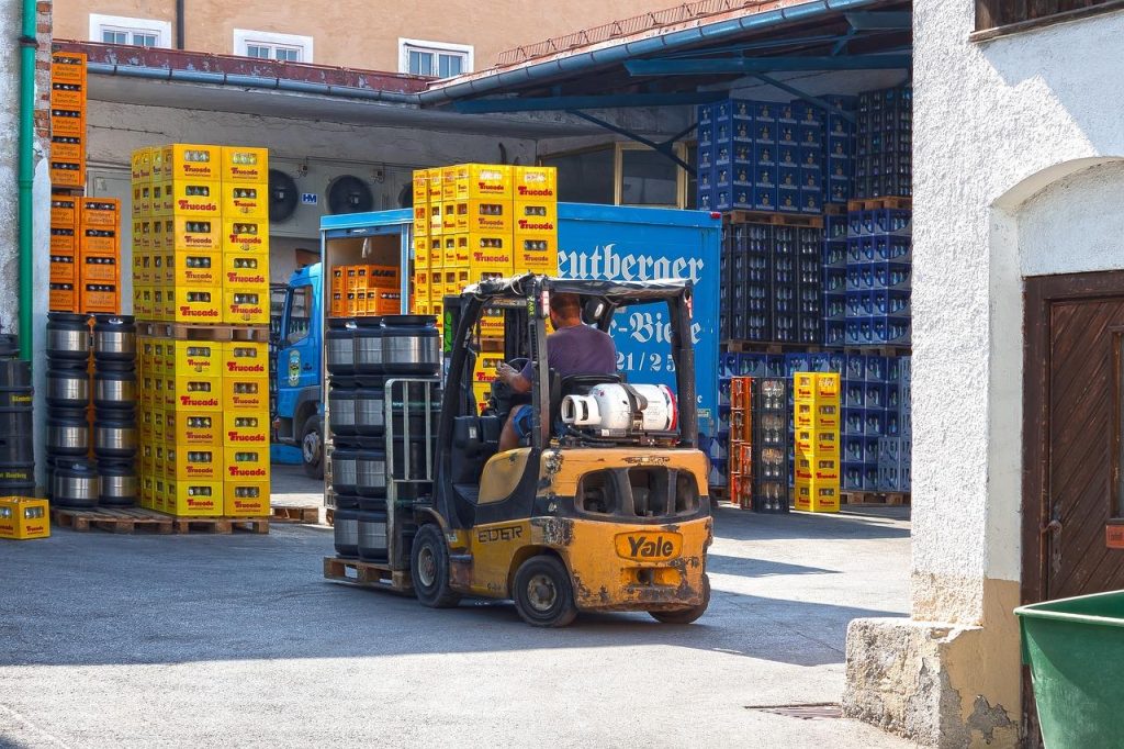Moderne gele heftruck in magazijn, ideaal voor bedrijven die een heftruck kopen voor logistieke processen